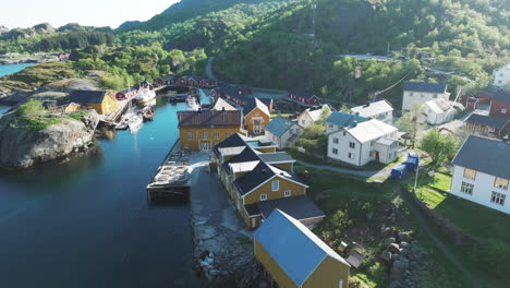 nusfjord: casas rojas y amarillas con vistas aéreas en primavera, islas lofoten, noruega