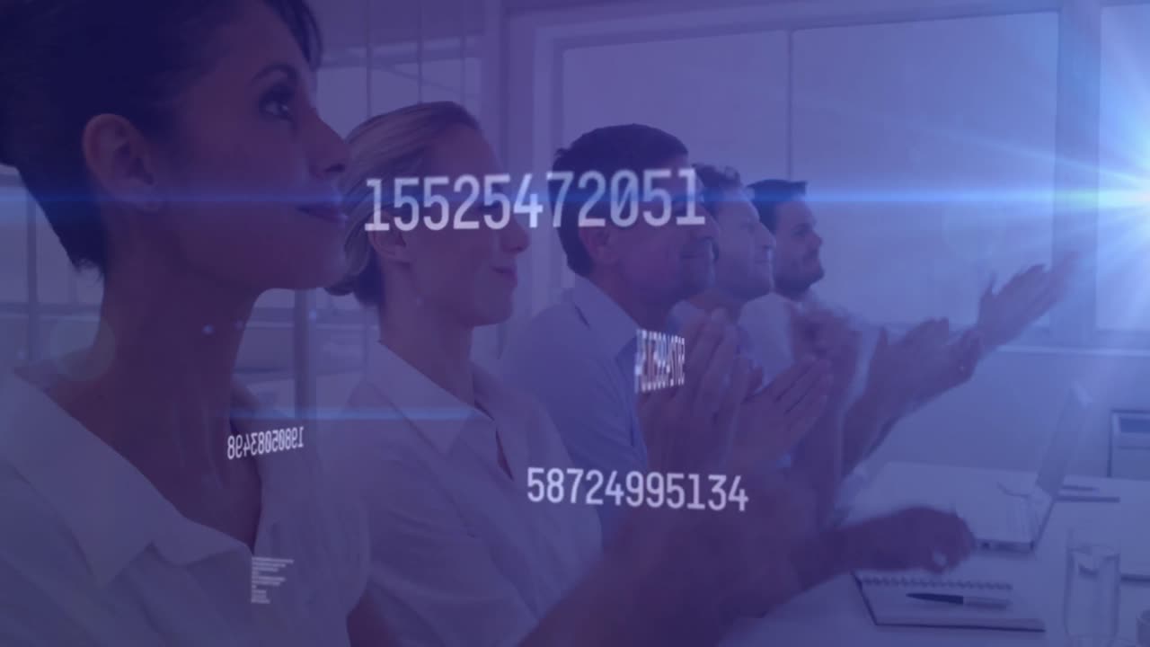 animación del procesamiento de datos sobre diversas personas de negocios que trabajan en la oficina