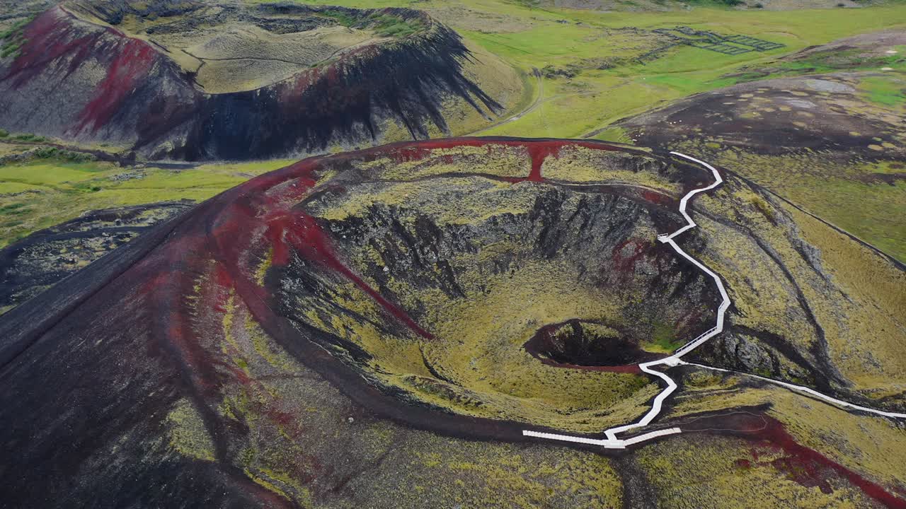 vuelo en círculo aéreo de drones sobre el cráter de grabrok, islandia, 4k.