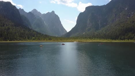 Volar-Sobre-Un-Lago-Azul-Oscuro,-Con-Cadenas-Montañosas-En-El-Fondo,-Vacaciones-De-Verano-En-Europa-En-Dolomita-Italia,-Lago-Di-Dobbiaca-durrensee