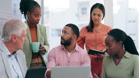 Gente-De-Negocios,-Computadora-Portátil-Y-Entrenamiento-En-Reuniones