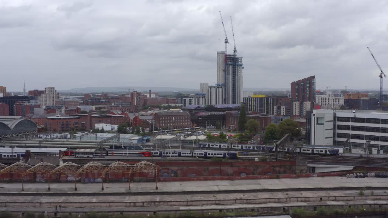 맨체스터 피카딜리 역 05 근처의 무인 항공기 추적 열차