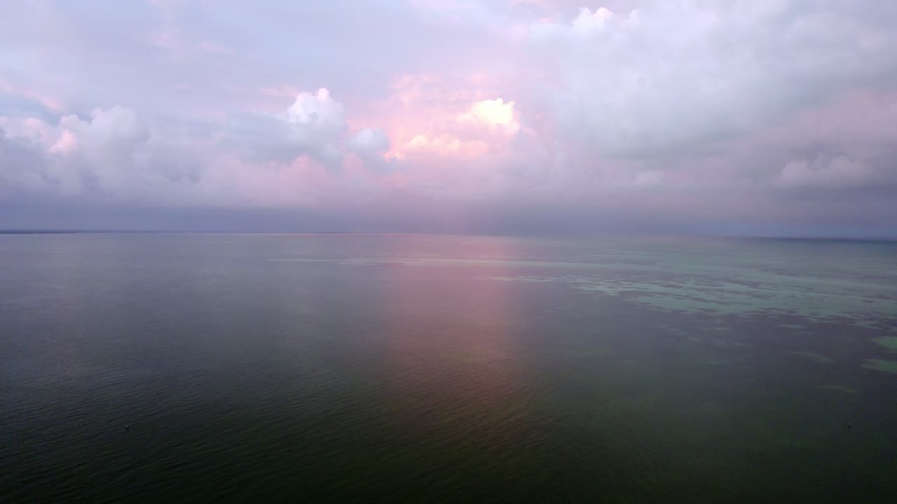 vista de drones de la isla de agua de la playa con cielo púrpura