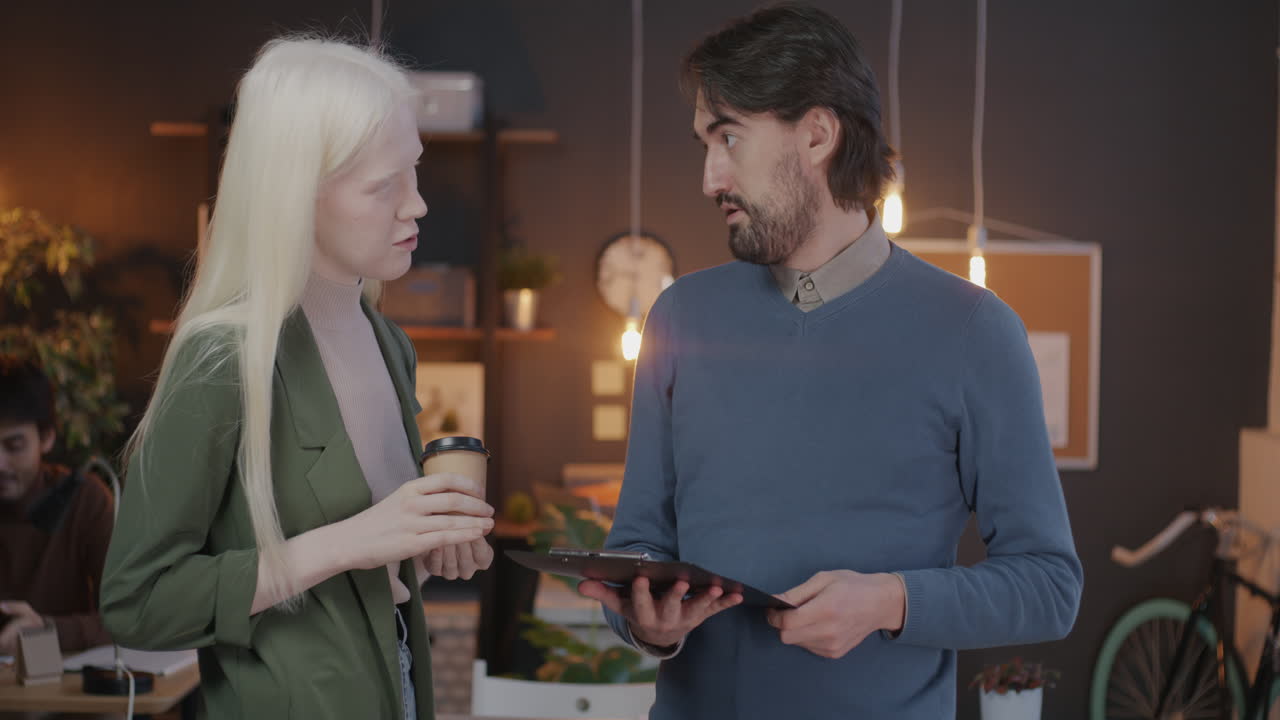 colegas de negocios discutiendo en la oficina