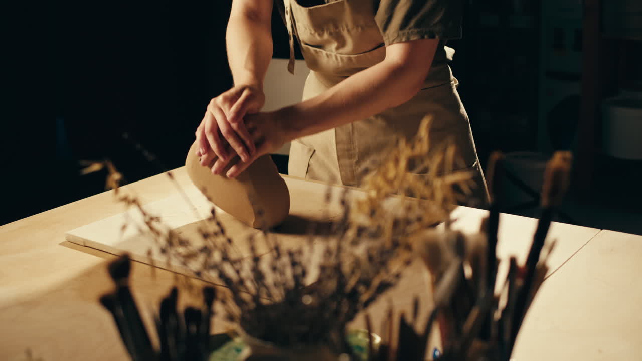 mujer trabajando con arcilla