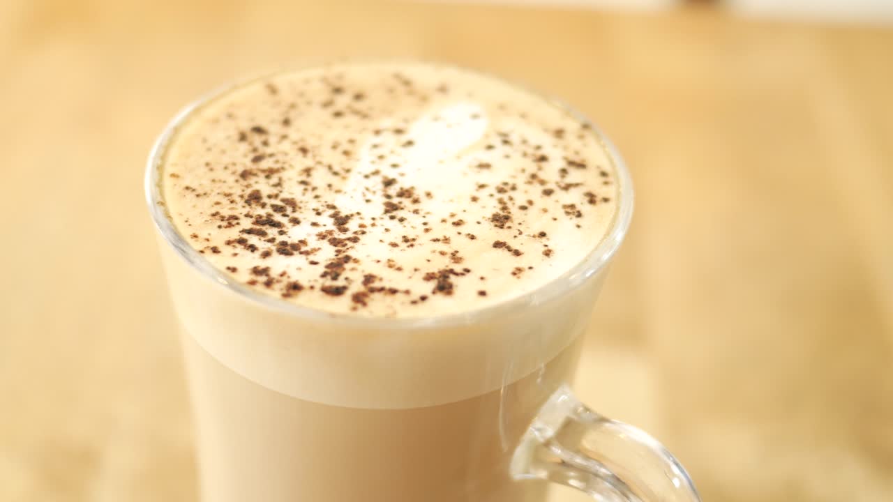 카페에서 꽃 모양 디자인의 늦은 커피 한잔