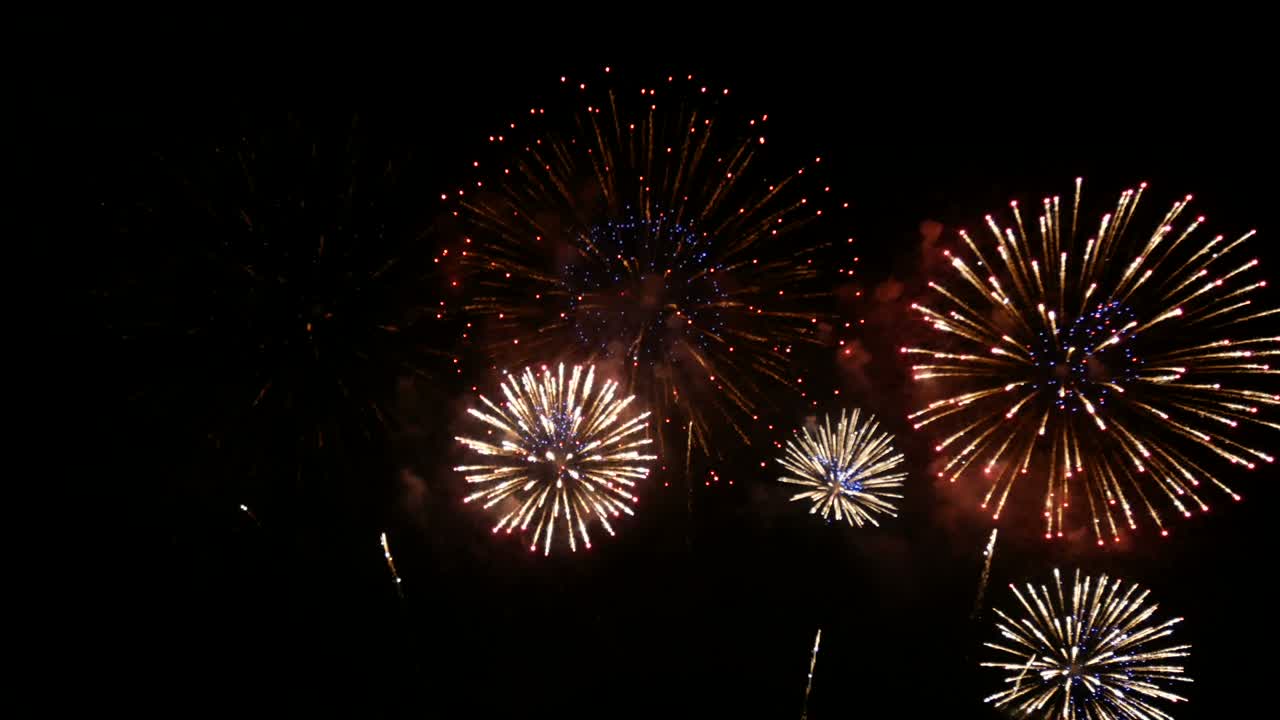 4k largo disparó 42s. fuegos artificiales brillantes reales para el fondo de la celebración. grandes fuegos artificiales dorados brillantes durante el festival de cuenta atrás de la víspera de año nuevo en la exhibición del cielo por la noche con coloridos.