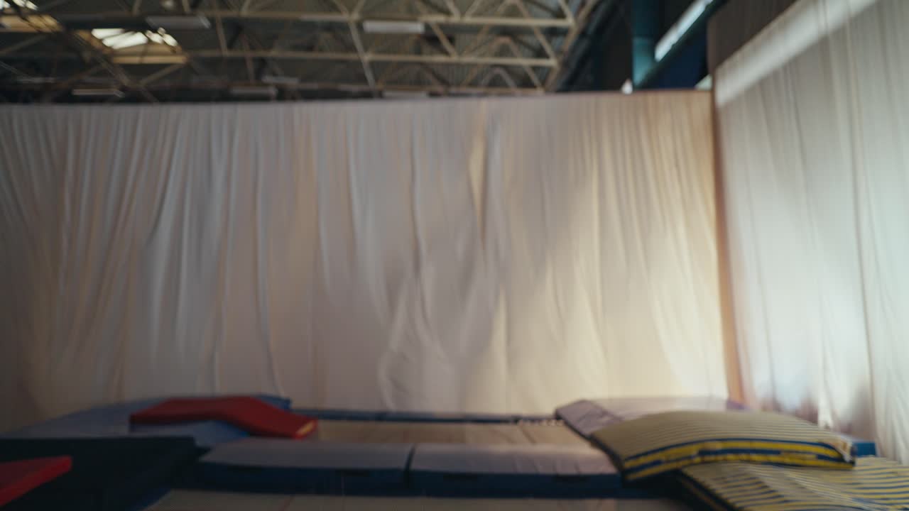 트램폴린 에 뛰어다니는 어린 소녀