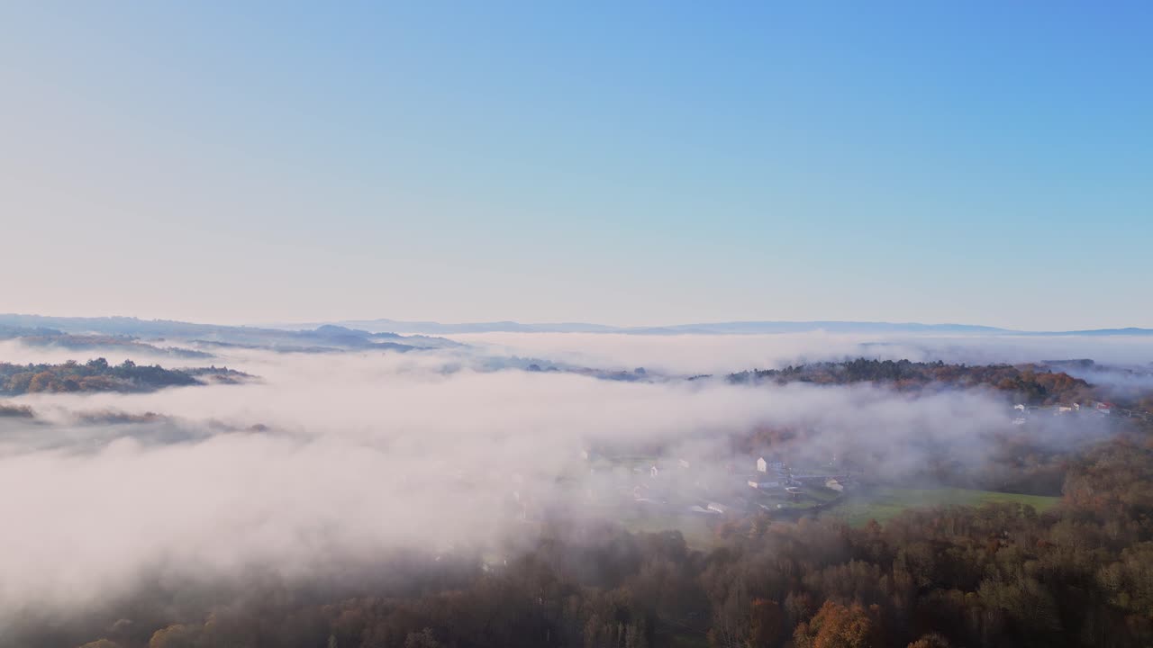 안개가 가득한 산 계곡 풍경