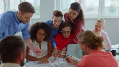 Jóvenes-Colegas-Que-Trabajan-Dibujando-En-Interiores.-Arquitectos-Que-Trabajan-En-Oficinas-Modernas.