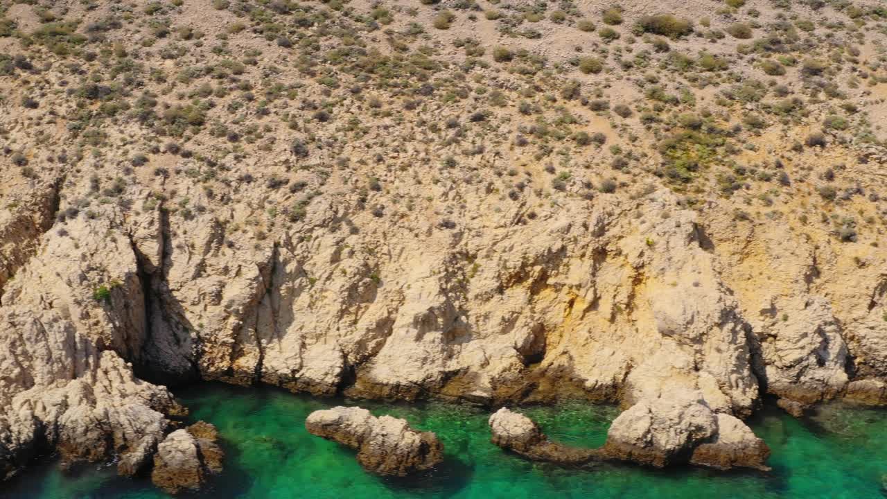 acantilados en la costa de la isla croata de krk en el mar adriático, antena