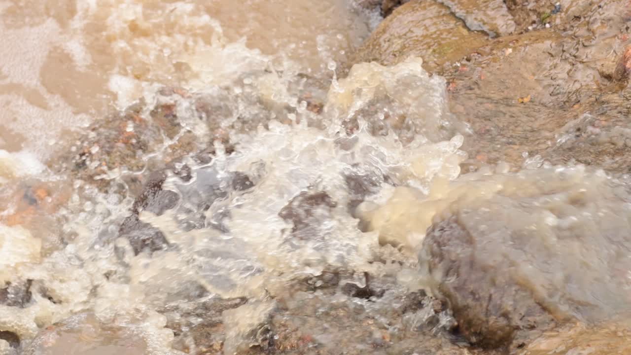 movimiento rápido del agua sobre la superficie rocosa