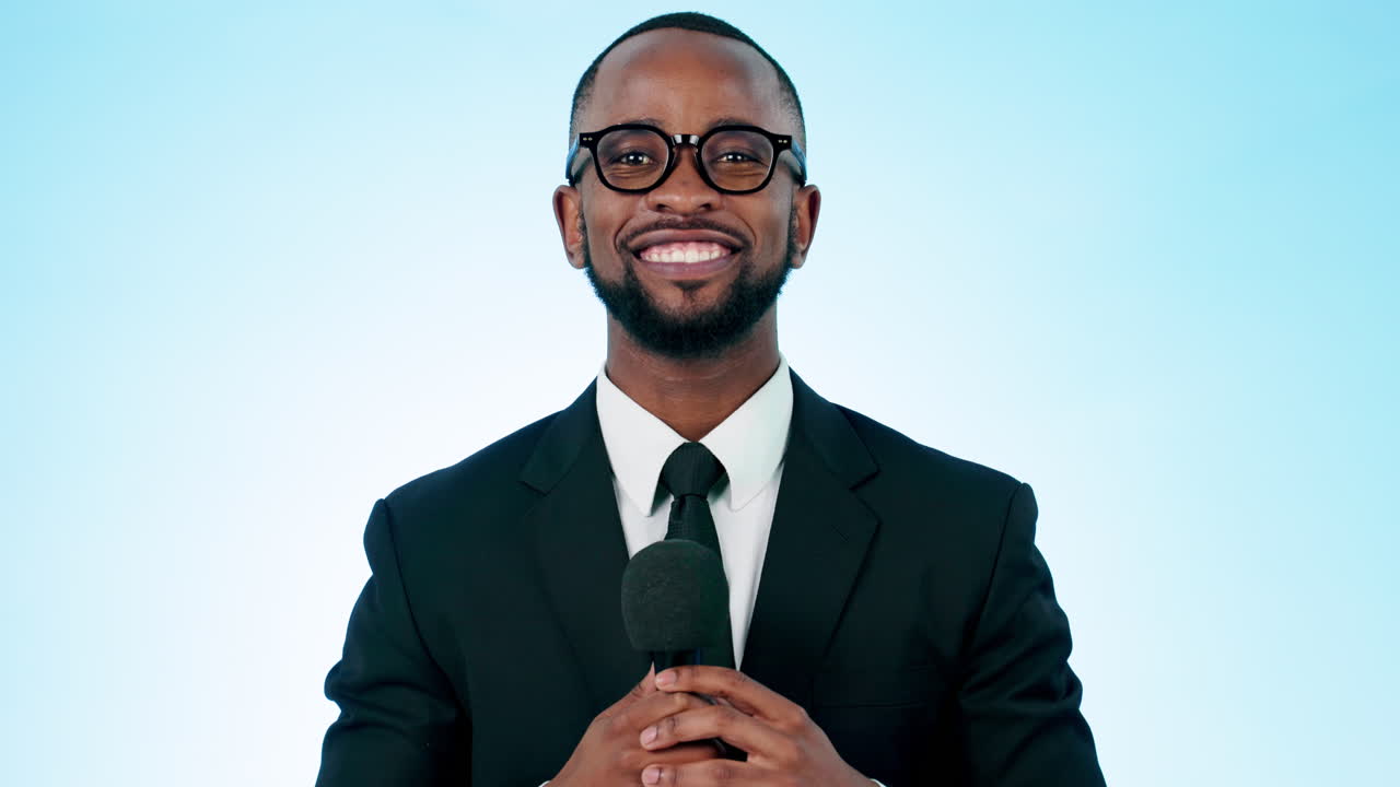 micrófono, reportero y hombre negro en el estudio