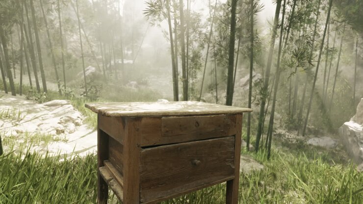 Vecchio comodino di legno in una foresta di bambù nebbiosa