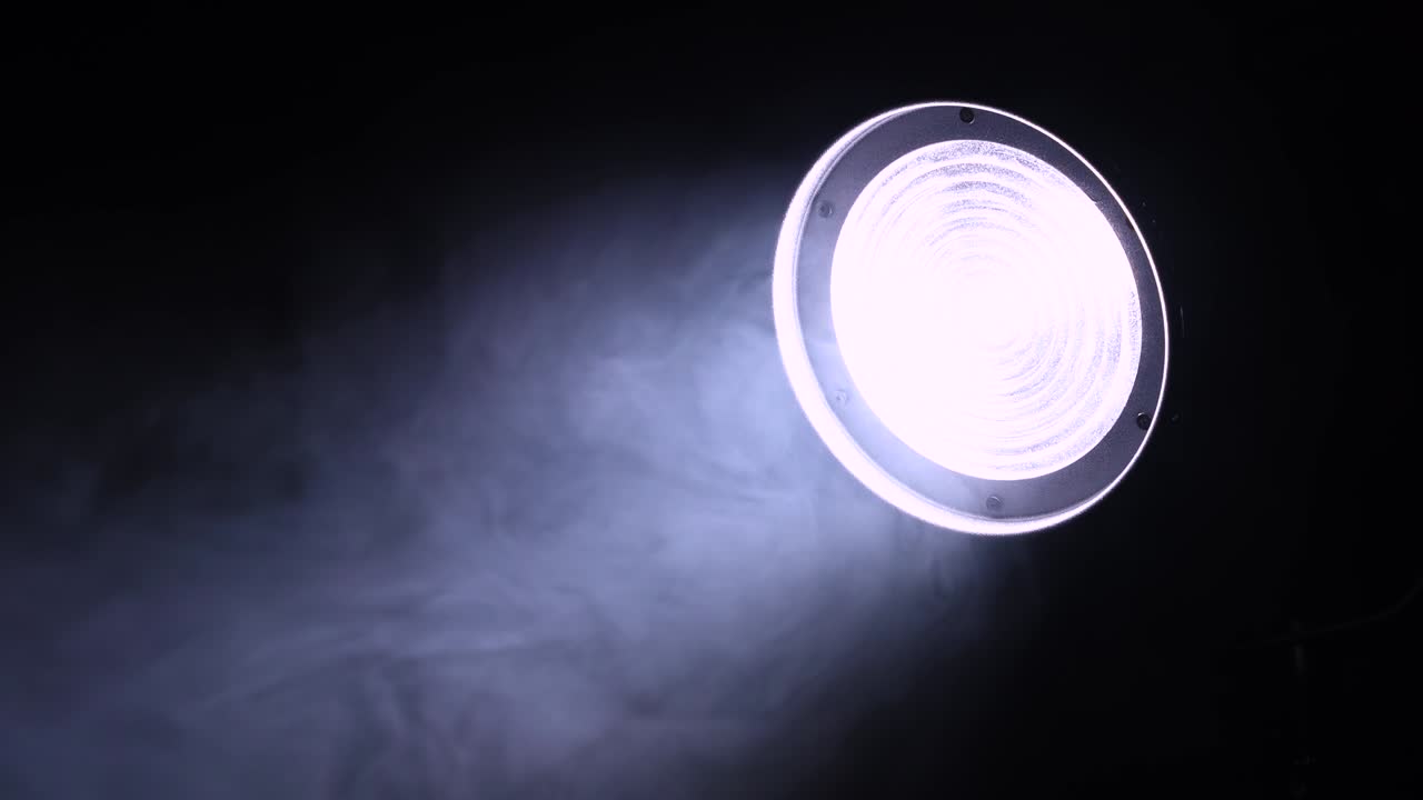 자동차의 전등, 무대 스포트라이트, 어 속에서 빛나는 신비롭고 불길한 연기가 천천히 떠다니며, 밤 촬영, 가까운