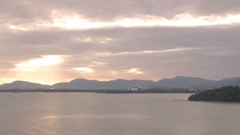 Siray-Meeresbucht-Aus-Der-Luft,-Während-Es-Aus-Der-Meeresbucht-Regnet