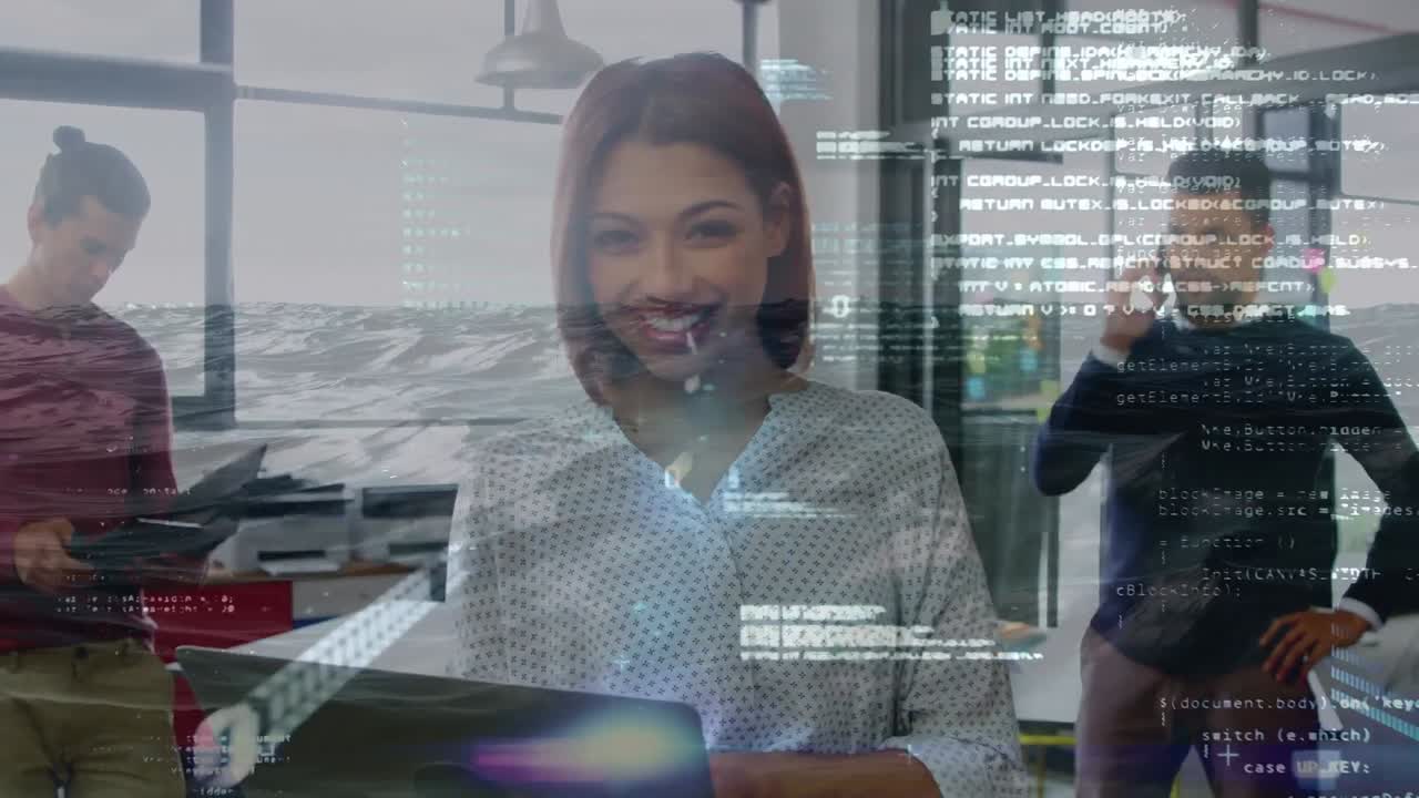 animación del procesamiento de datos en diversas personas de negocios que utilizan portátiles y tabletas