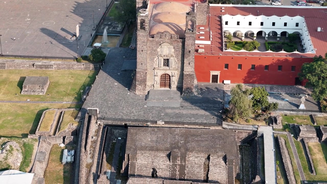 Ripresa aerea all'indietro di una vecchia chiesa e di una piramide a Tlatelolco, Città del Messico