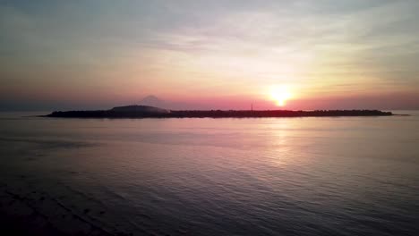 Blick-Auf-Den-Sonnenuntergang-Eines-Vulkans-Von-Einem-Tropischen-Strand