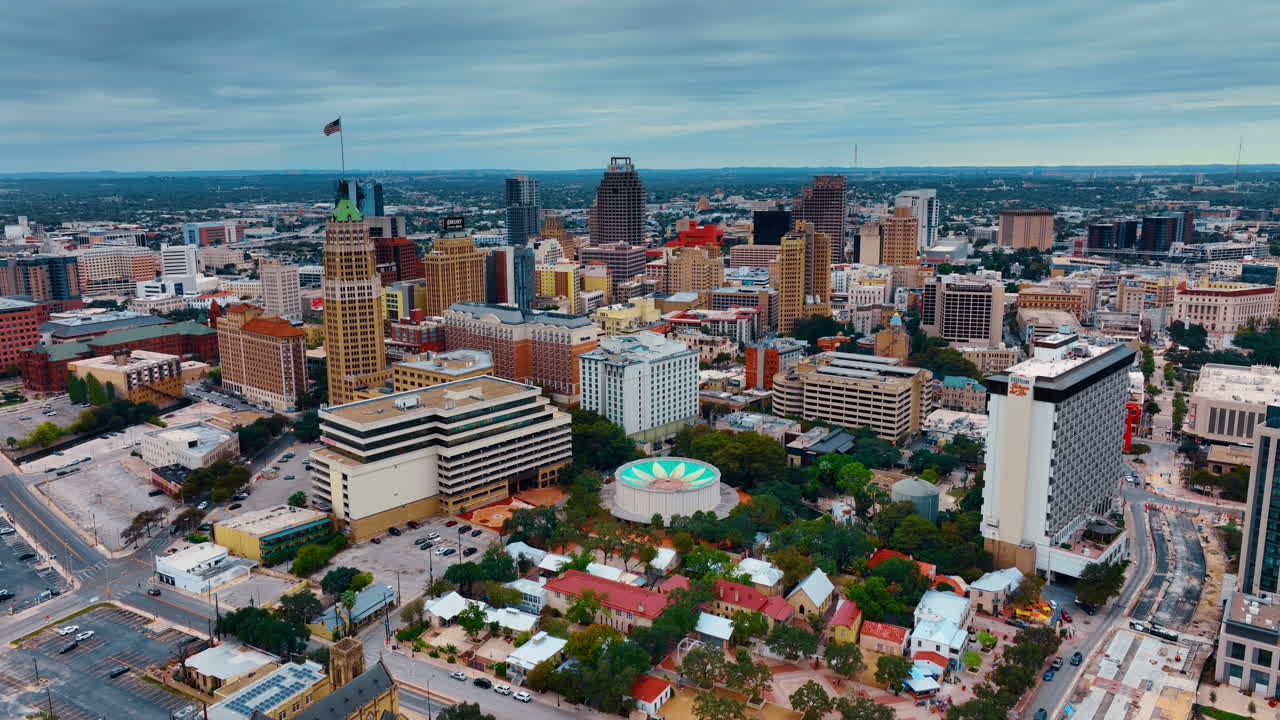 San Antonio, USA, 14 agosto 2025: Il centro di San Antonio con l'area del parco centrale. Paesaggio urbano che mostra gli edifici del centro, alberi verdi e l'architettura urbana centrale da un punto di vista elevato.