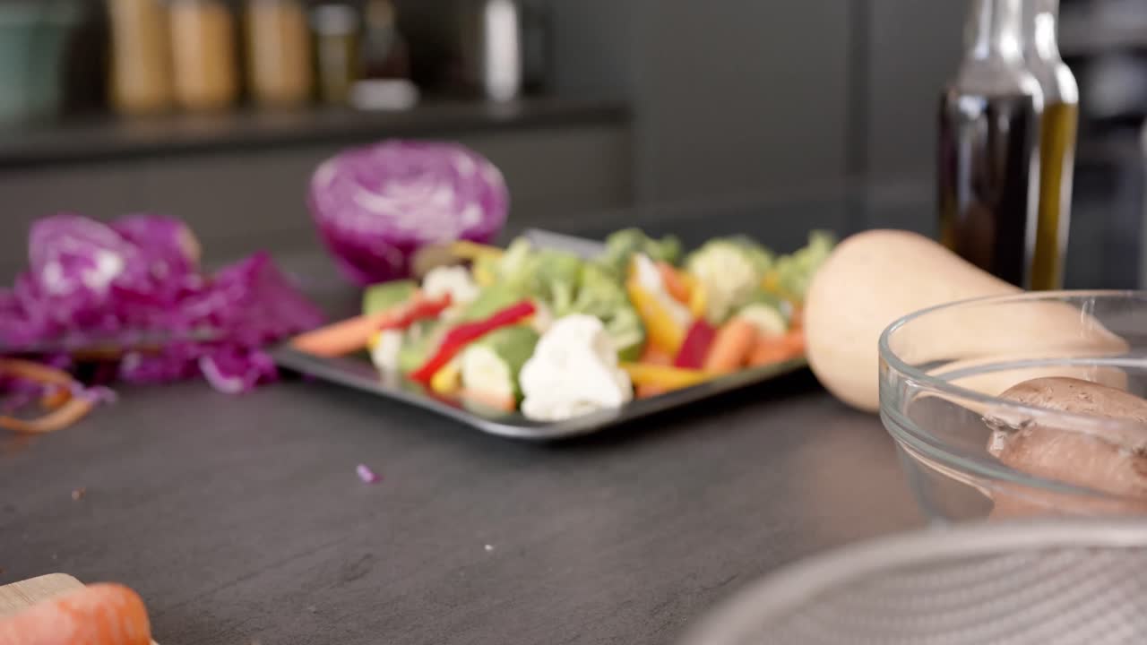 cerca de la encimera con verduras picadas en la cocina, cámara lenta
