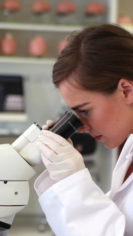 estudiante de medicina mirando a través del microscopio
