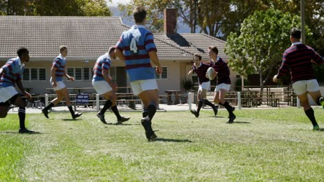 Rugbyspieler-Versuchen,-Den-Ovalen-Ball-Vor-Der-Anderen-Mannschaft-4k-4k-Zu-Verteidigen