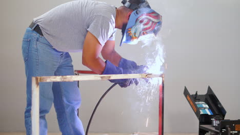 soldador de estructura metálica de soldadura en el taller. levantarse