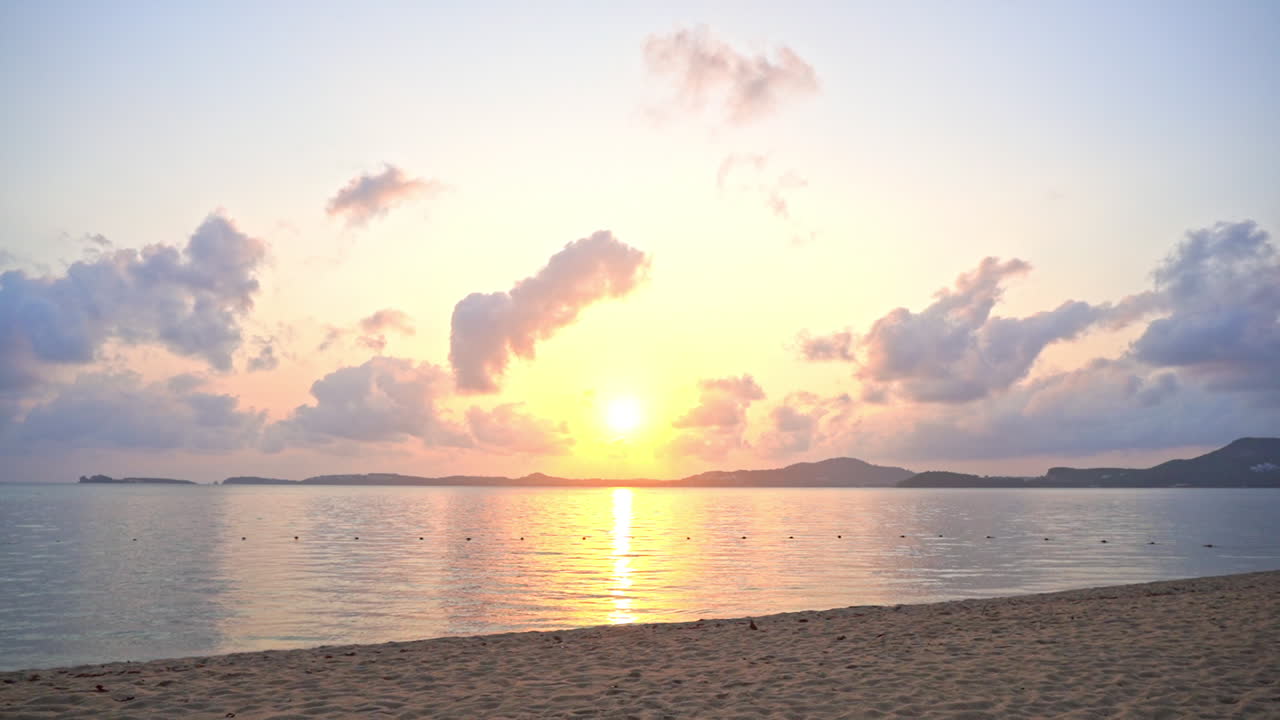 태국의 흐린 날 라군 선셋 비치에서 패닝, 잔잔한 바다 수면에 태양 반사