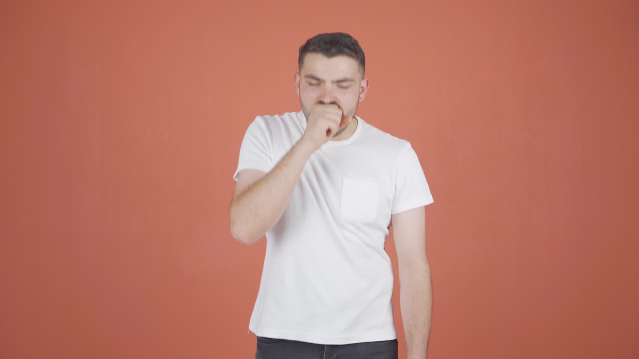 Uomo malato che tossisce