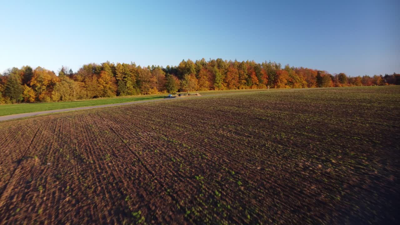 Herbstfarben über einem landwirtschaftlichen Feld im ländlichen Dorf Bohučovice, Tschechien