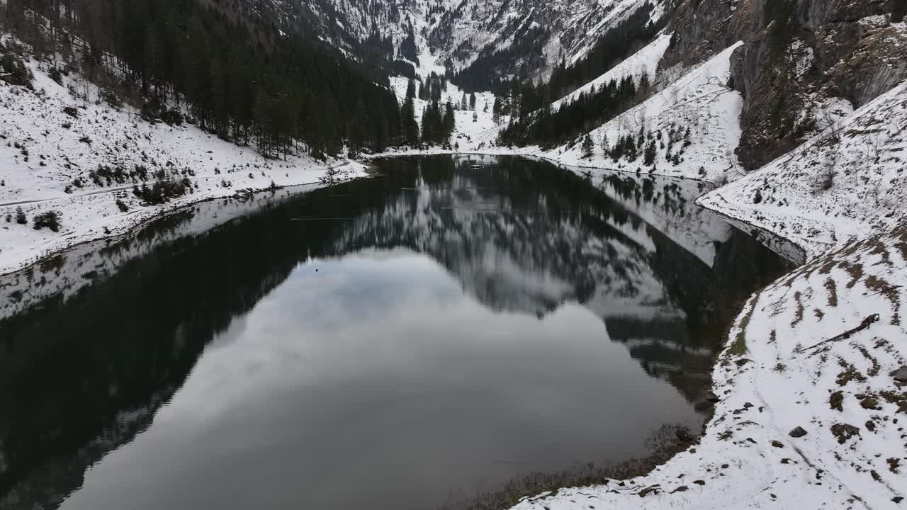 замороженное озеро в tahlalpsee filzbach nord
