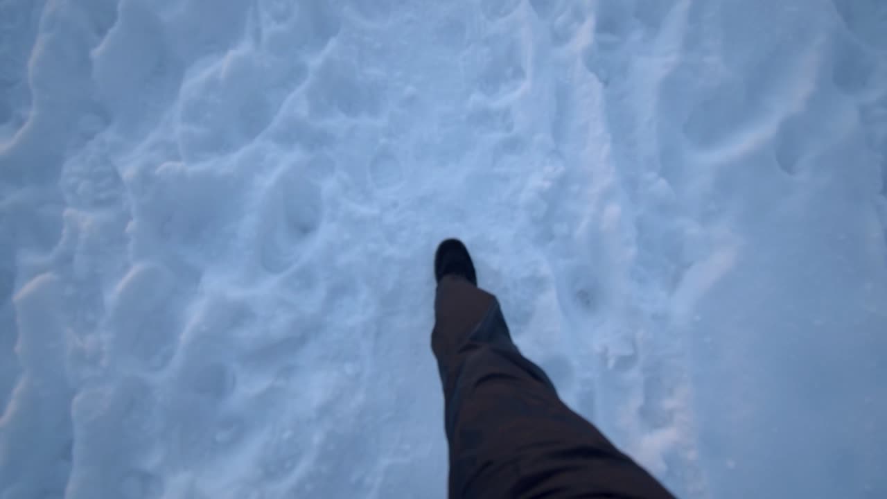 겨울 바지를 입고 눈 속에서 부츠를 신고 걷기