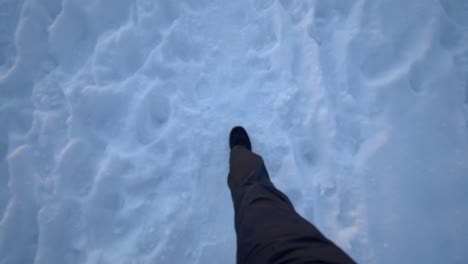 caminar con botas en la nieve con pantalones de invierno