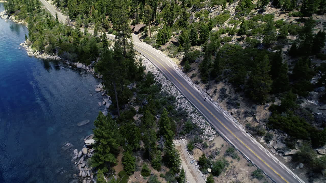 motociclista montando al lado del lago