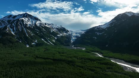 Verlassen-Sie-Gletscher-Die-Berge-Hinunter-Im-Kenai-Fjords-Nationalpark-Im-Kenai-Halbinselbezirk,-Alaska