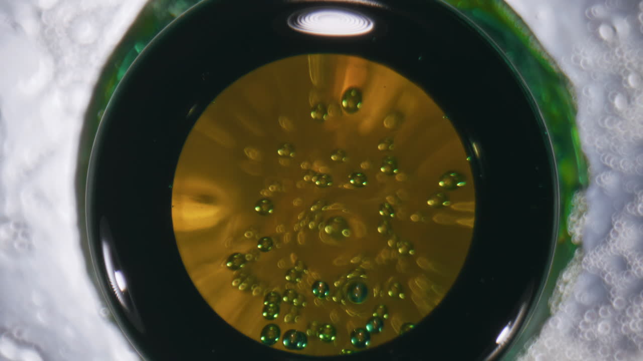 iced ipa botella de salpicaduras de primer plano. el frasco de salpicado de cerveza dorada en cámara lenta