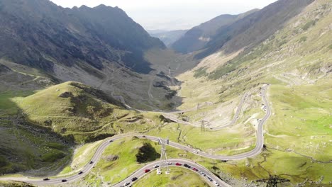 Drohnenaufnahmen-Aus-Der-Luft-über-Die-Wunderschöne-Transfagarasan-Autobahn,-Die-Sich-In-Den-Fagaras-Bergen-Rumäniens-Kurvenreich-Windet