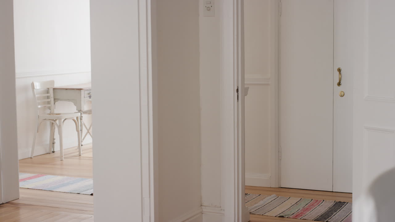 mujer divertida bailando en casa celebrando con movimientos de baile tontos disfrutando de la libertad divirtiéndose locamente el fin de semana 4k