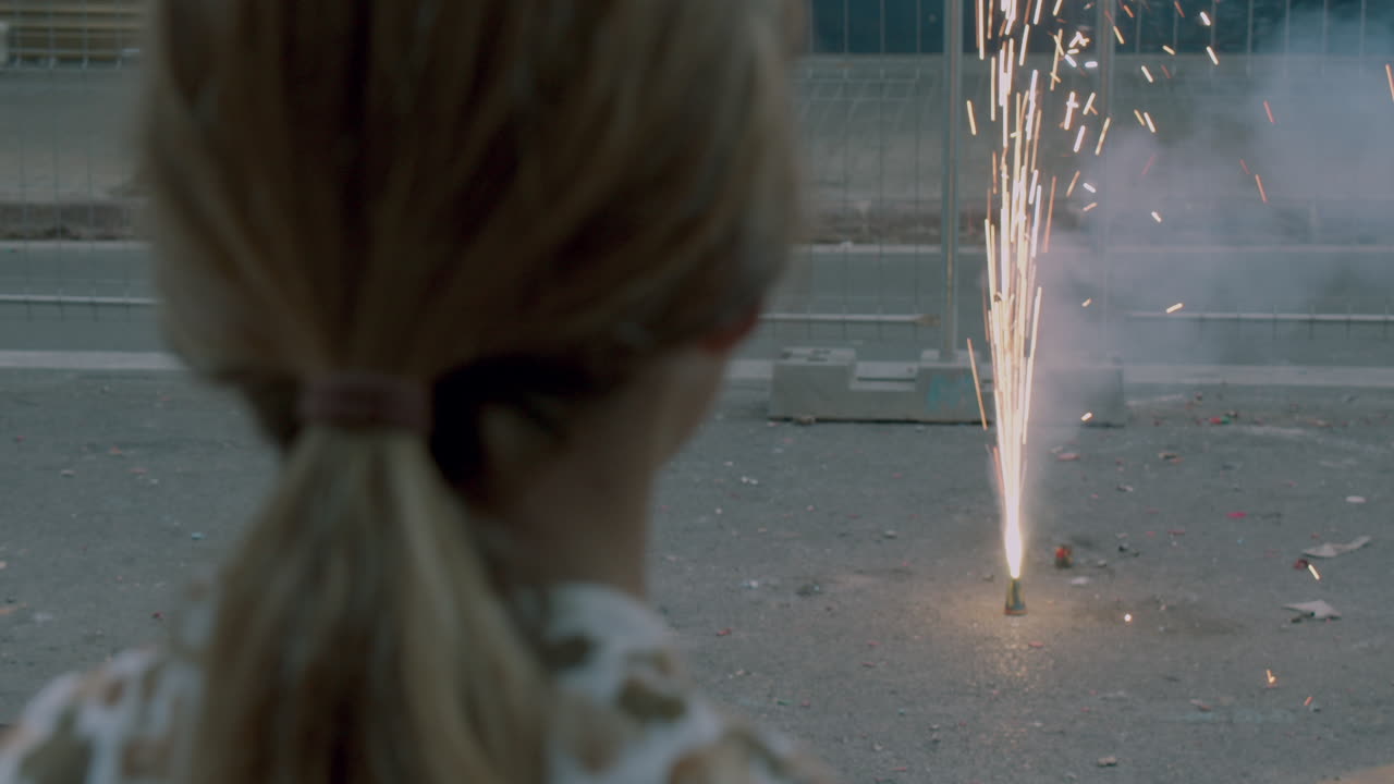 女の子は小さな花火で惹かれます