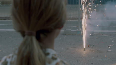 la chica se siente atraída con un pequeño fuego artificial.