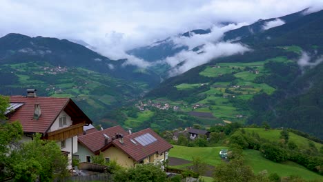 Zeitraffer-Im-Wald-Mit-Ziehenden-Wolken-In-Tirol