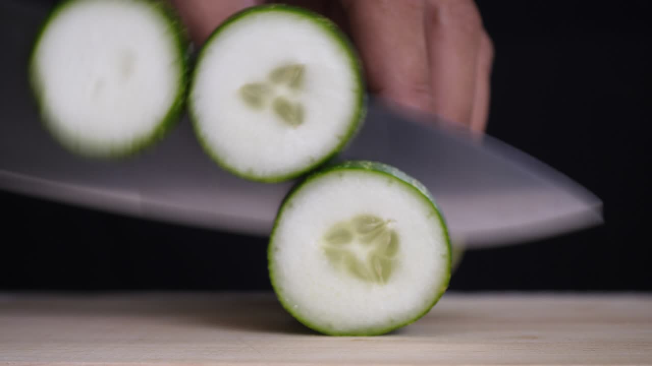 요리사 는 요리 하기 위해 호박 을 잘라