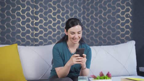 Woman-texting-with-happy-expression.