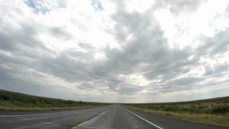 Punto-De-Vista-Disparo-Acelerado-De-Conducir-Por-Una-Carretera-Rural-De-Texas