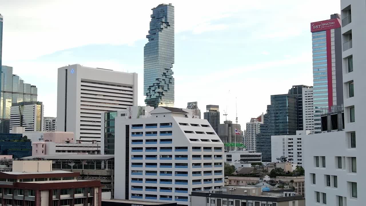 Vista dello skyline di Bangkok con edifici moderni e vita urbana