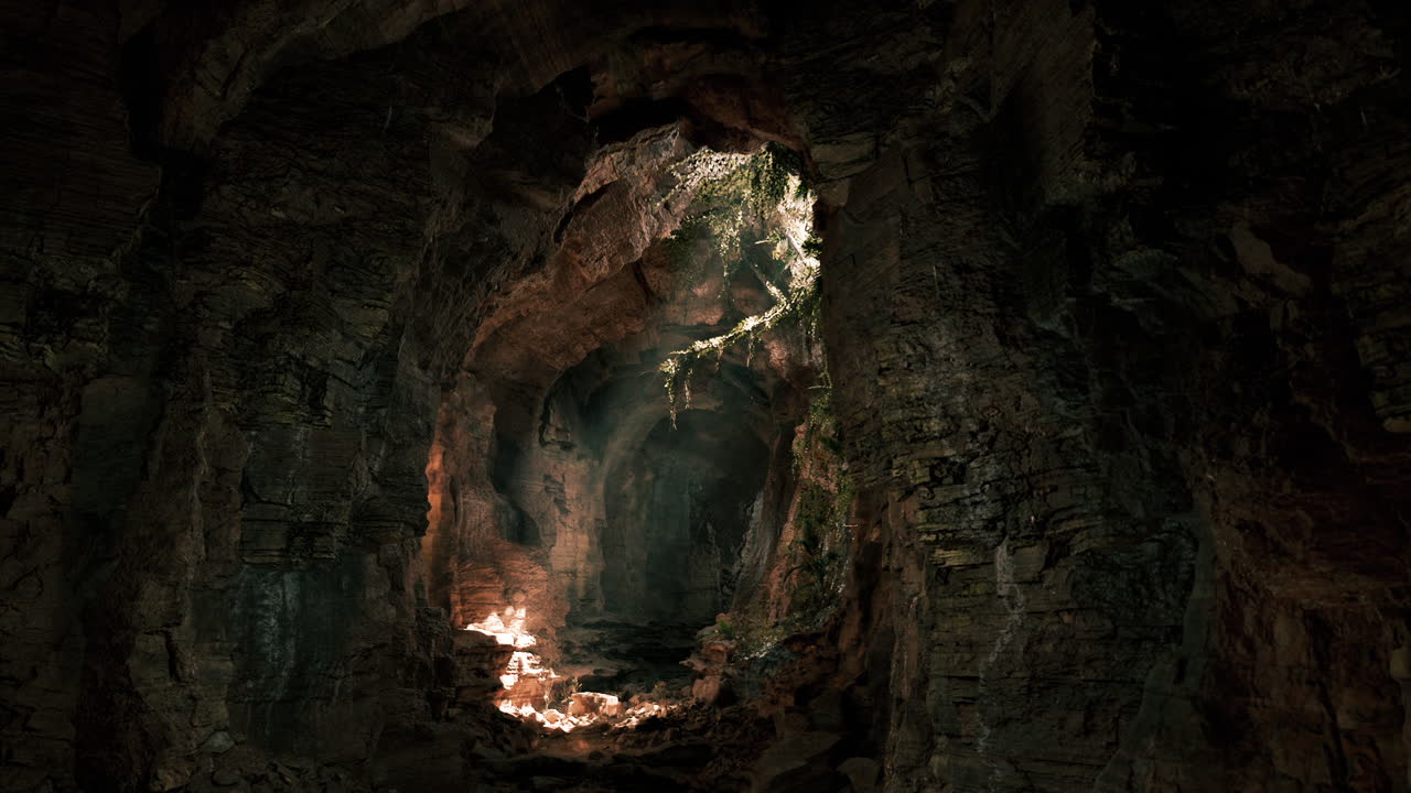 Esplorare una grotta nascosta con formazioni rocciose e vegetazione luminescenti
