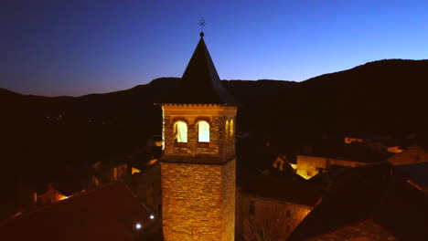 Vuelo-Orbital-Sobre-Una-Iglesia-En-Un-Pueblo-De-Montaña-En-Los-Pirineos-Españoles-Al-Atardecer