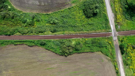 Jagen-Sie-Die-Bahngleise,-Die-Das-Schwenken-Des-Holzes-Von-Links-Nach-Rechts-Einschließt,-Drohnenaufnahme-Aus-Der-Luft