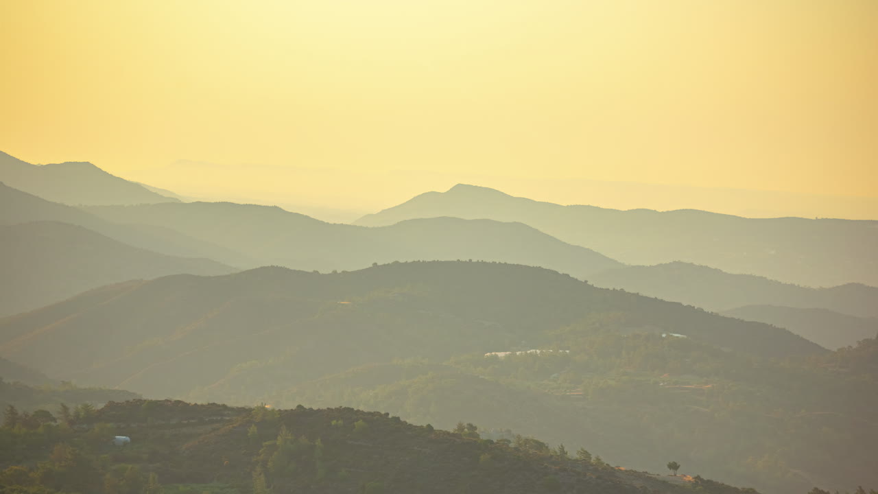 안개 가 가득 한 아침 에 산 꼭대기 를 바라보는 일출 의 타임  ⁇ 스